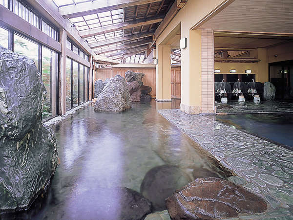 太郎の湯　心も身もしっとりと解きほぐす　野趣きあふれる　巨石の佇まい　ぬくもりの湯殿