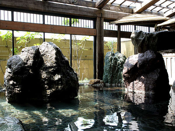 太郎の湯　心も身もしっとりと解きほぐす　野趣きあふれる　巨石の佇まい　ぬくもりの湯殿