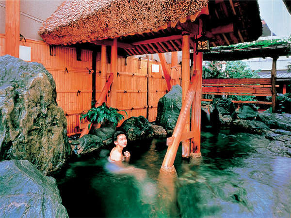 飲める源泉の露天風呂、巨石を配し東尋坊をイメージした自慢の露天風呂で源泉をお楽しみください。