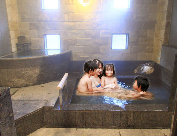 貸切家族風呂 大きく広々なので 家族全員でも楽々入浴可能です！ ご年配のお客様にも人気です♪